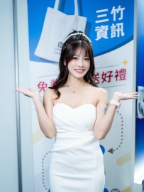 夏日甜度破表！Sylvia貓貓平口小可愛搭迷你裙，俏皮「人魚寶寶」萌翻全場