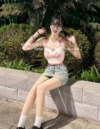 膚白貌美文靜小女生，溫柔可人年輕有活力