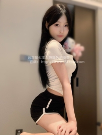 衣服售賣員 氣質型  皮膚白皙 眼睛有神