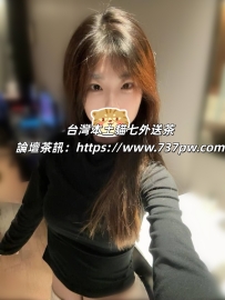 笑起來有酒窩，說話帶點奶音
